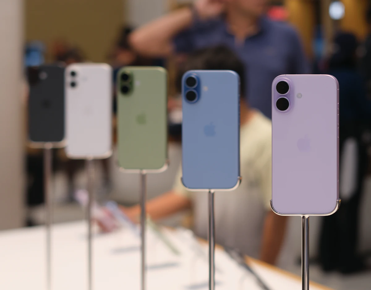 Standlarda farklı renklerde akıllı telefonlar